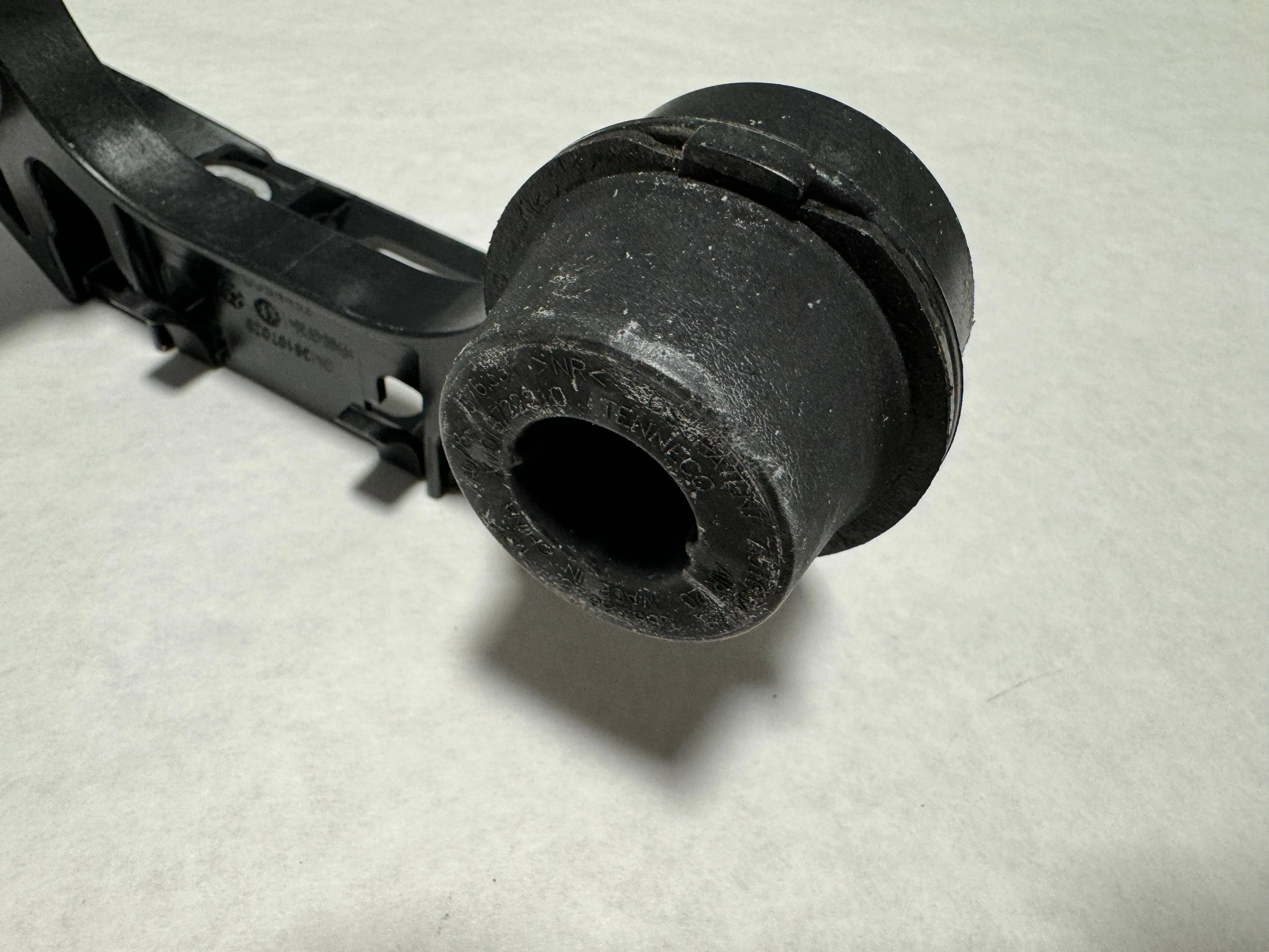 2016-2019 Chevrolet Cruze 1.4 Exhaust Rear Muffler Hanger OEM
