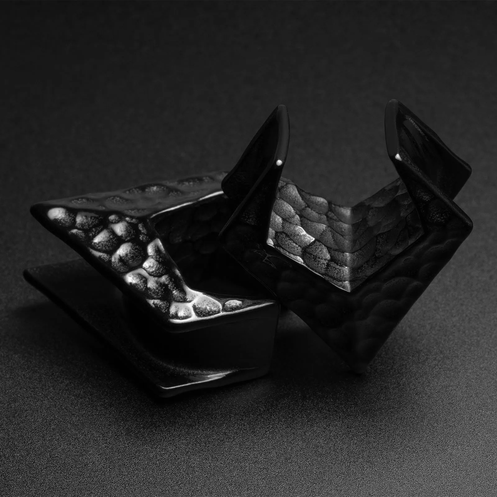 Hammered Pointed Hanger Black PVD Saddle Ear Weight