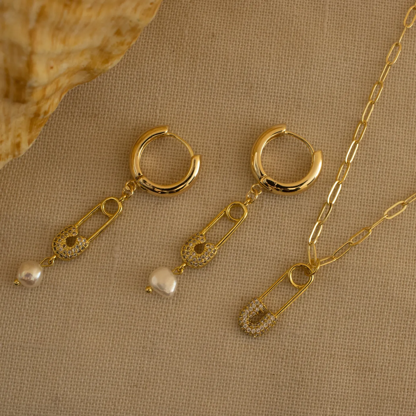 Nana lock necklace